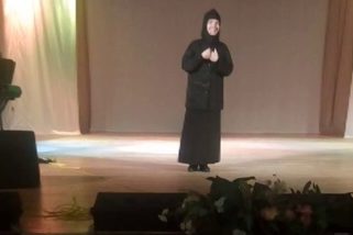 Видео : Духовные песнопения монахини Авраамии на сцене Тербунского КСК
