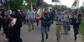 Крестный ход с Донской иконой Божией Матери.